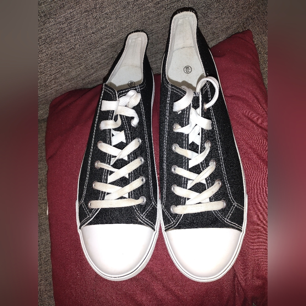 NEW (No Box) Mens Classic Sneakers